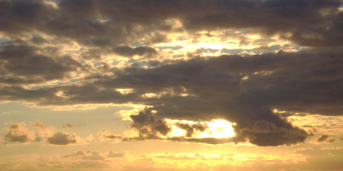 abendlicher Wolkenhimmel bei Sonnenuntergang 