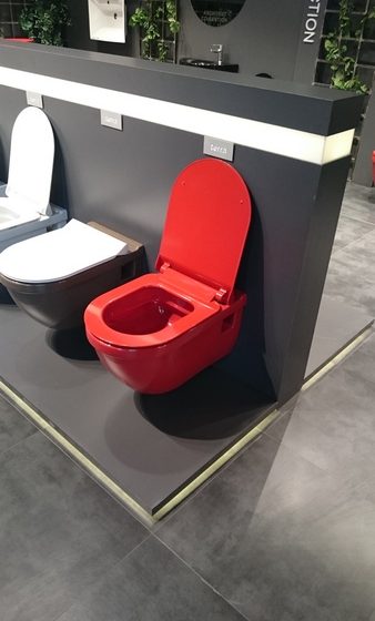 WC-Schale in Knallrot 